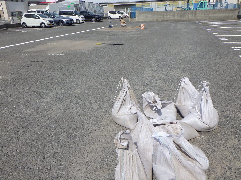 処分する砂塵が入った土嚢袋