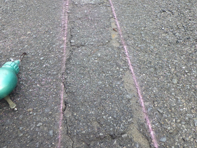 駐車場の白線ライン引き:墨だし作業