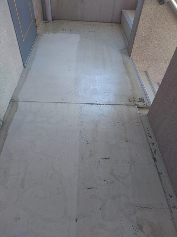 通路土間のシーラー塗装中です。通行を妨げないように半分ずつ塗装しています。