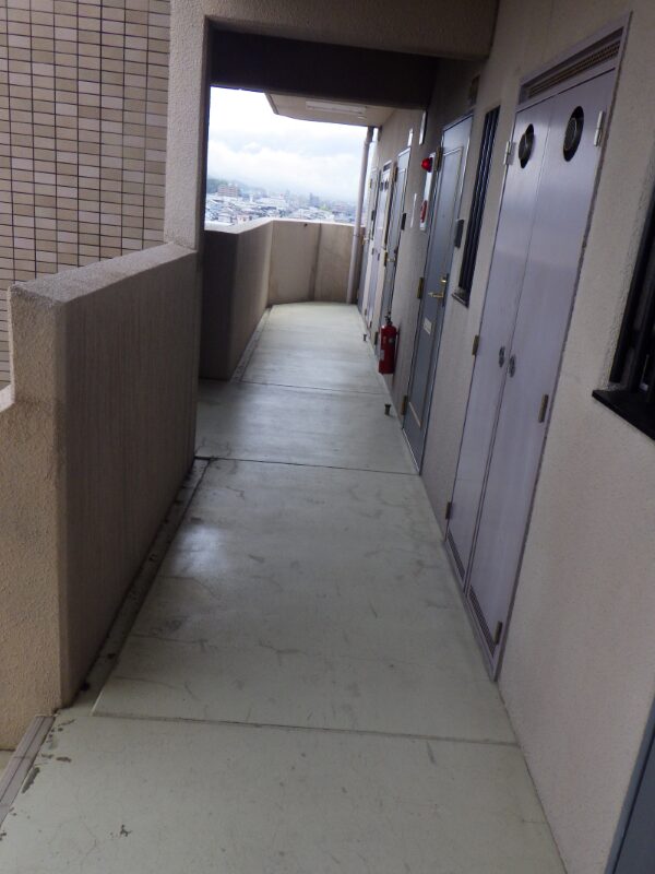 塗床工事の塗装前の床面。汚れや劣化を確認し、下地処理の必要箇所をチェックしている状態。