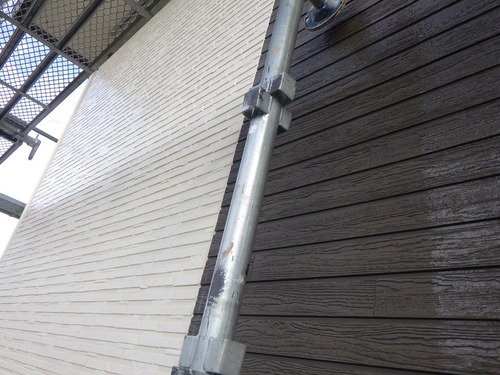 外壁クリヤー塗装中