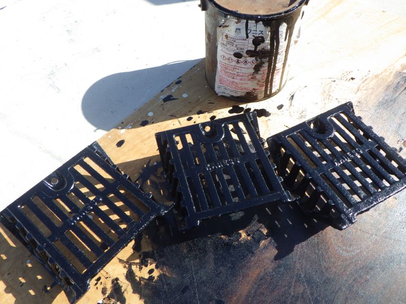 鋳物製排水ドレンを黒ワニスで、ドブ漬け塗装した状態
