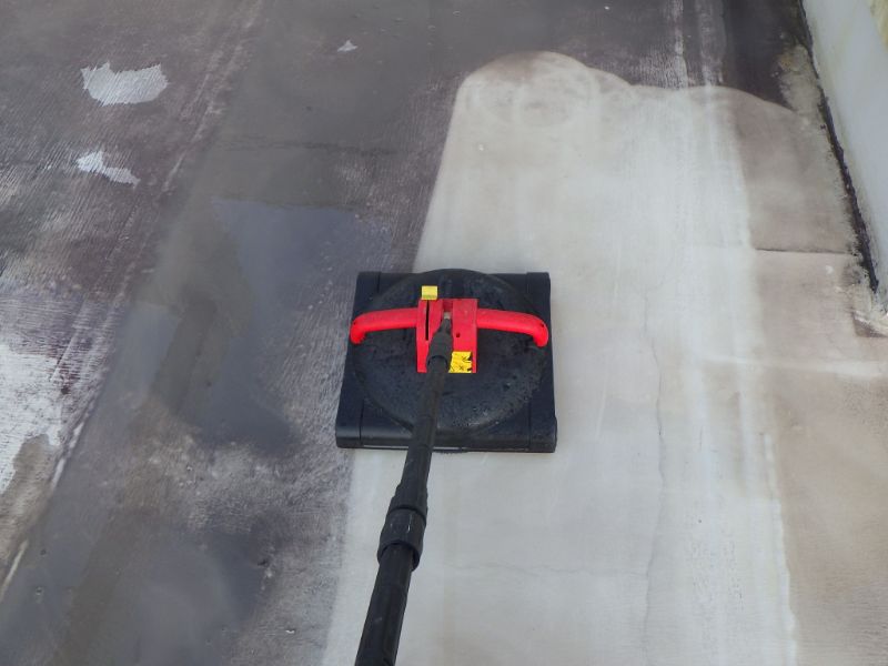 屋上を高圧洗浄している画像