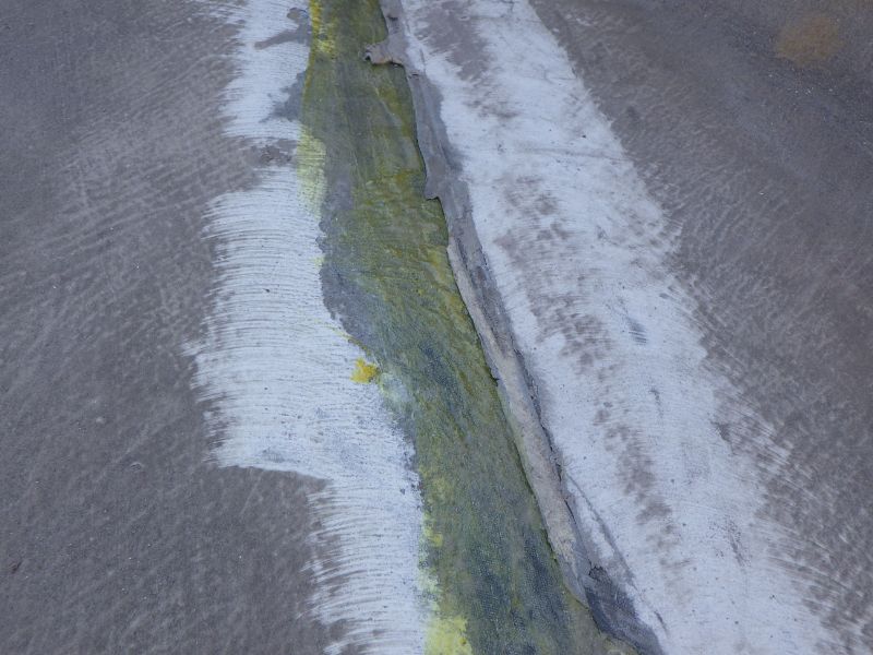 亀裂が入った防水シートを除去した状態