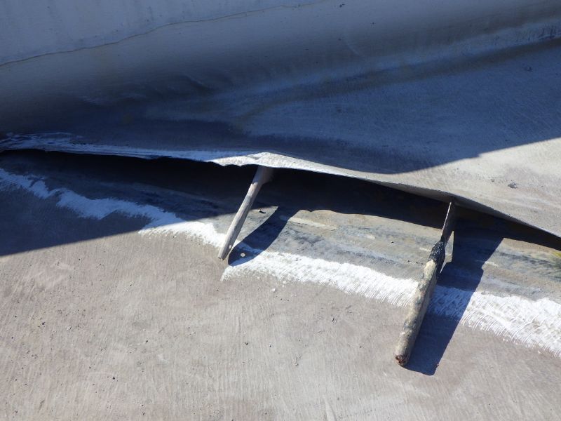 浮いた防水シート内に入っている水分を乾燥させている状態