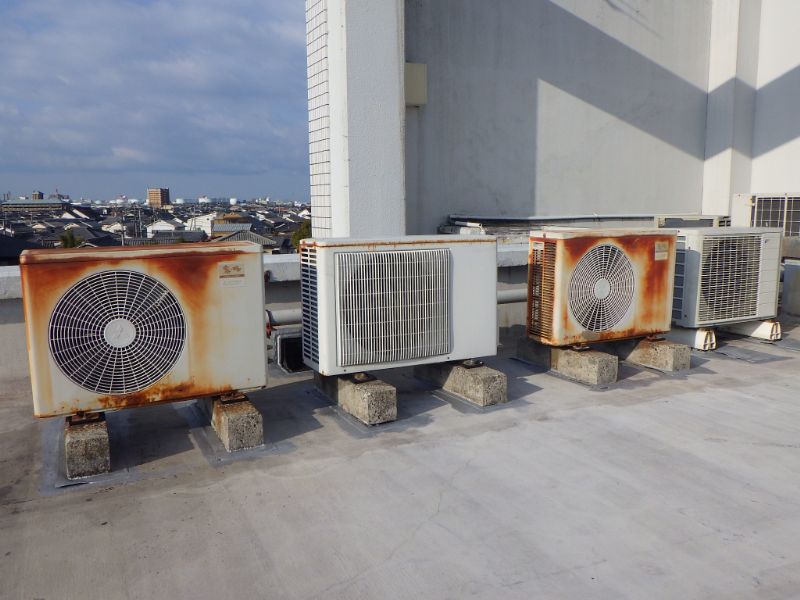 屋上に設置してある錆びたエアコン室外機の状態