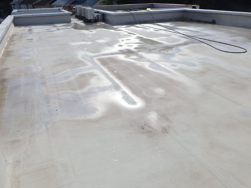 屋上の陸屋根を高圧洗浄した状態