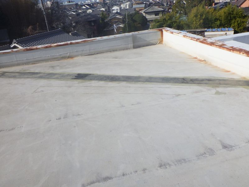 防水シートの亀裂部分に新たなシートを増し張りした状