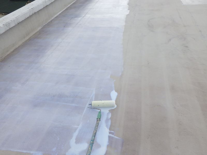 プライマーを塗布している作業風景