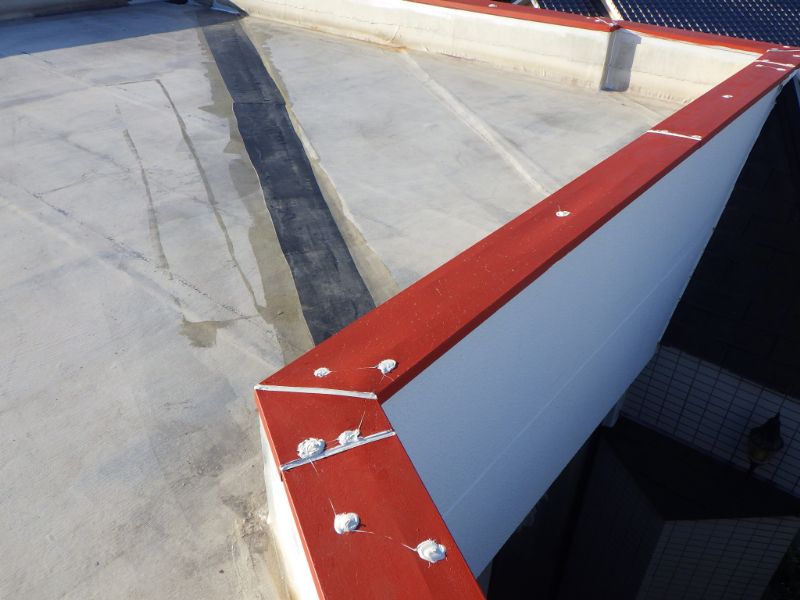 屋上笠木板金の下地処理