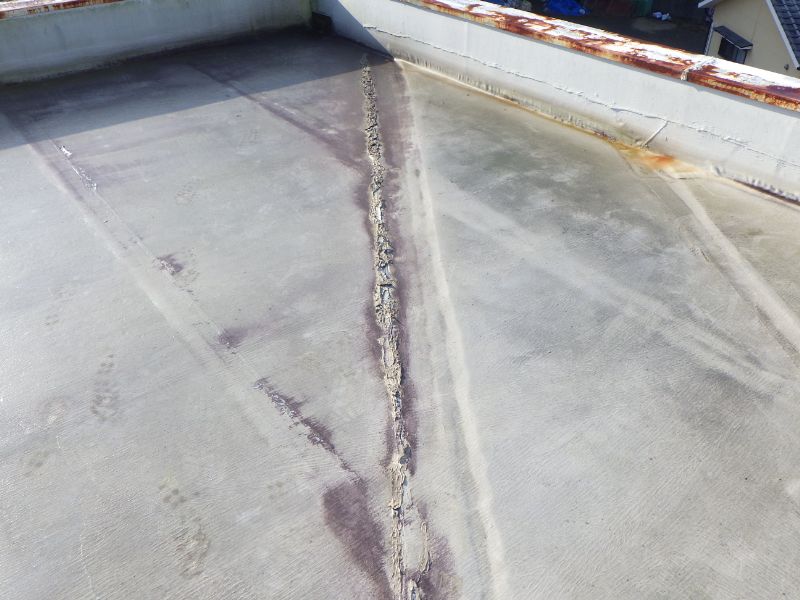 防水シートが切れて浮き上がっている状態