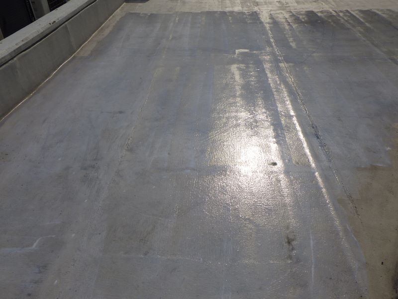 プライマーを塗装して防水シートとトップコートを密着力を高めます。