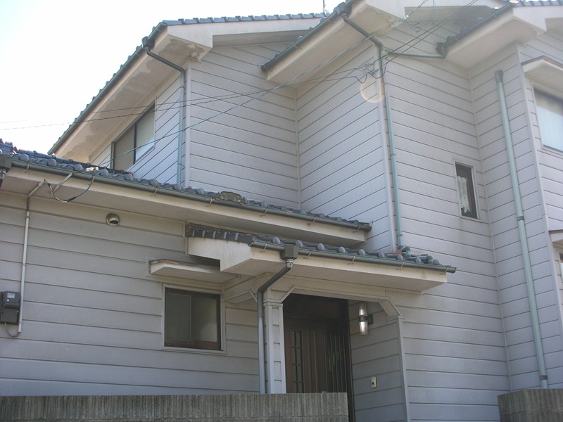 松山市古三津にて金属サイディングの塗装前