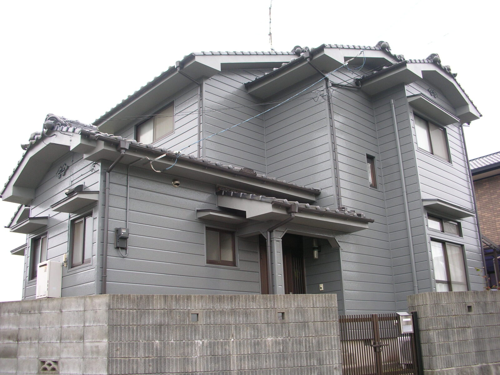 松山市古三津にて金属サイディングの外壁塗装の完成写真