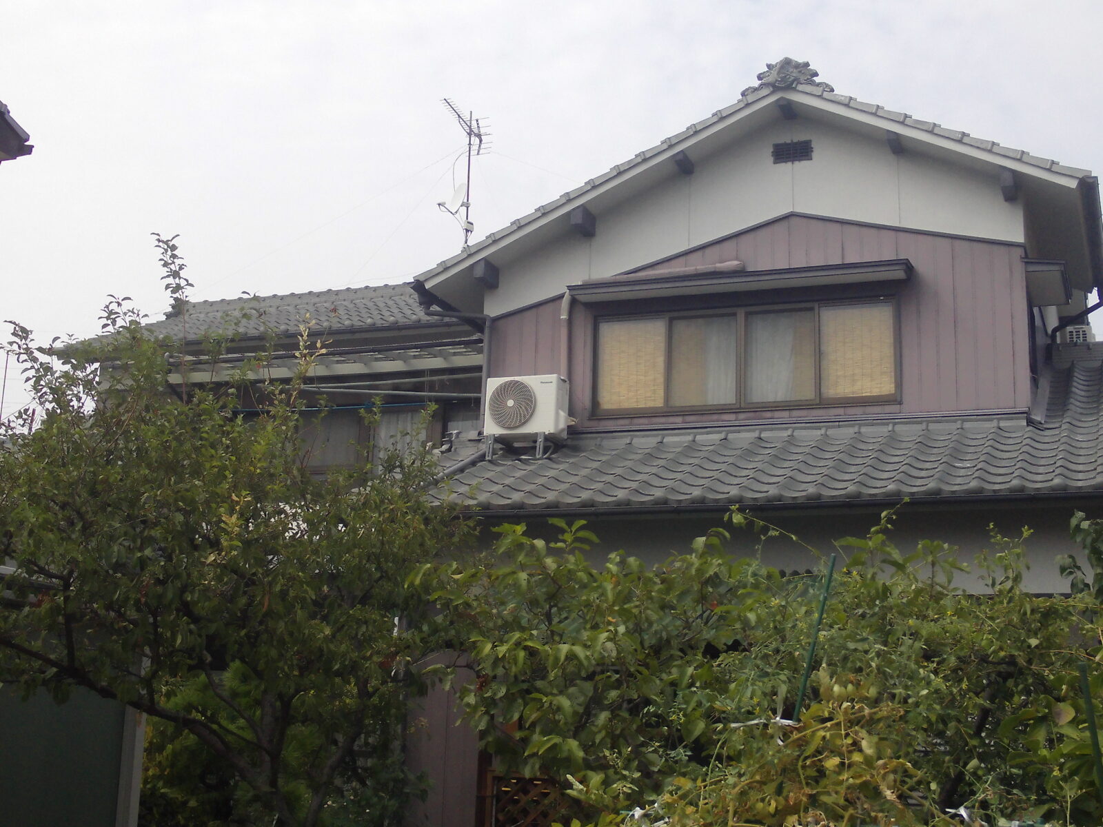 松山市保免西にて板壁の外壁塗装施工前