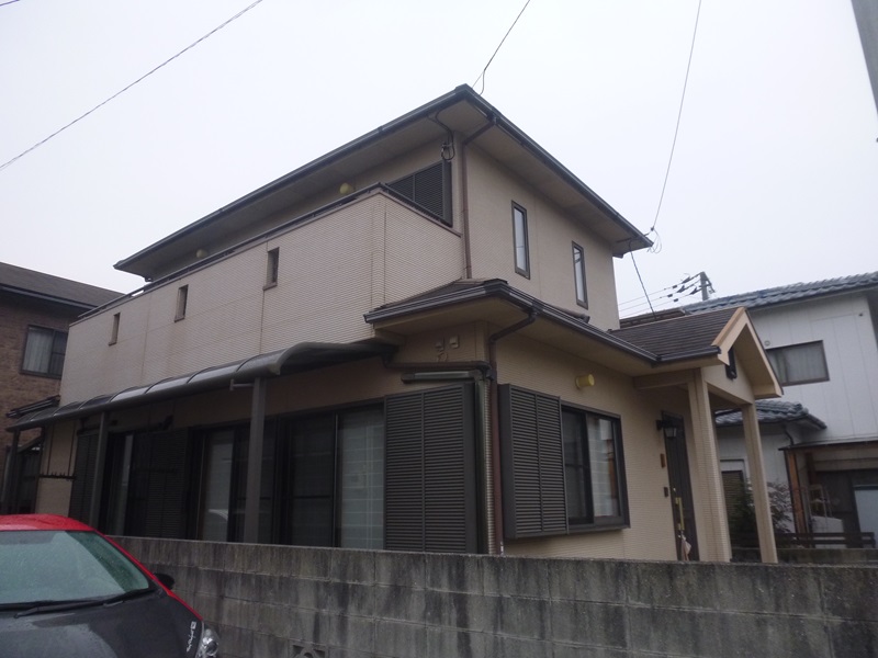 松山市南江戸町モルタル壁とコロニアル屋根の塗装前