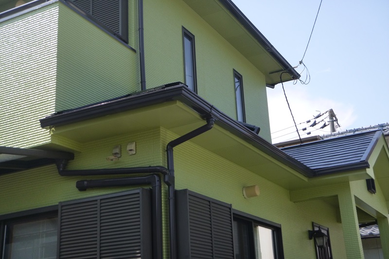 松山市南江戸町モルタル壁とコロニアル屋根の塗装完成