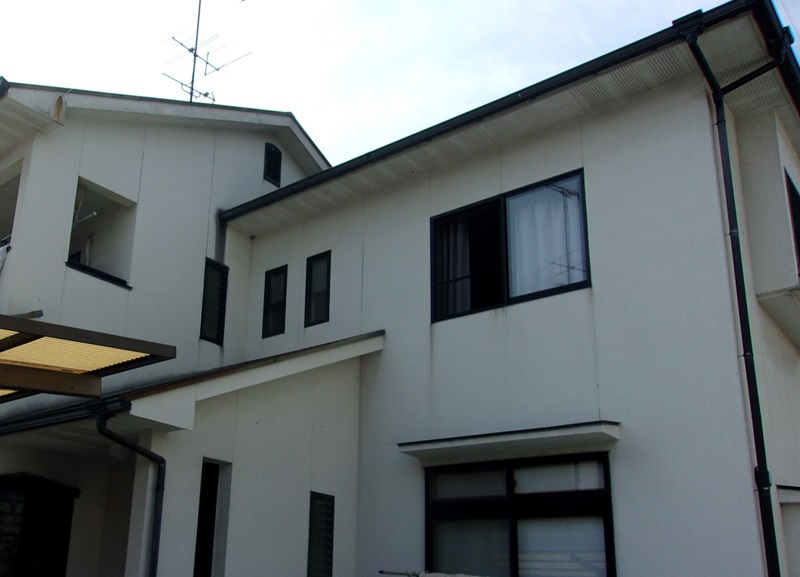 松山市安城寺町にてモルタル外壁とコロニアル屋根の塗装前