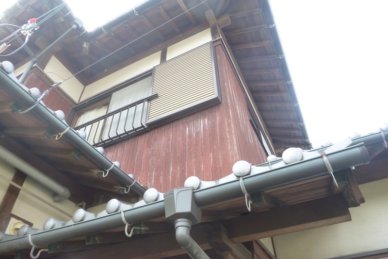 松山市朝生田町にて和風建築の板壁塗装前
