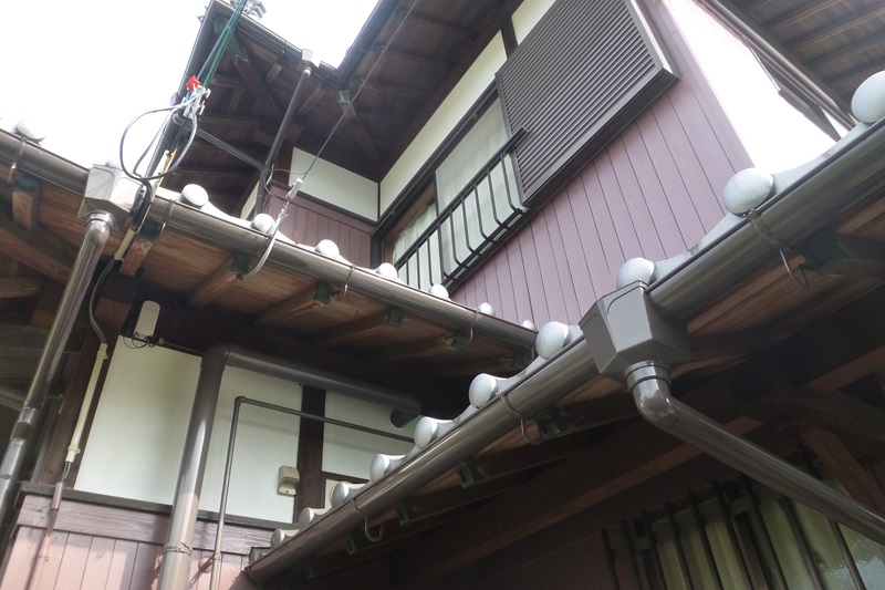 松山市朝生田町にて和風建築の板壁塗装前