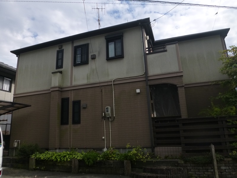 セキスイハウス塗装前の写真です。一階の外壁が多彩模様塗料にて施工されていました。