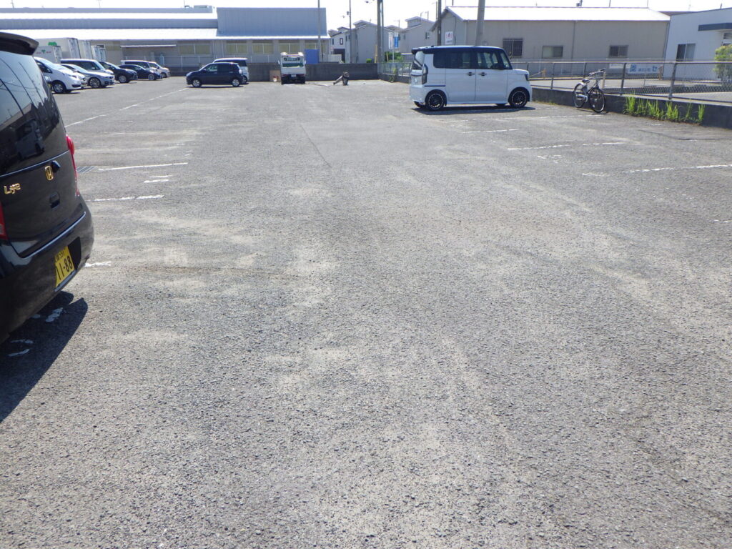 高岡町スーパーフジの第二駐車場にてライン塗装前