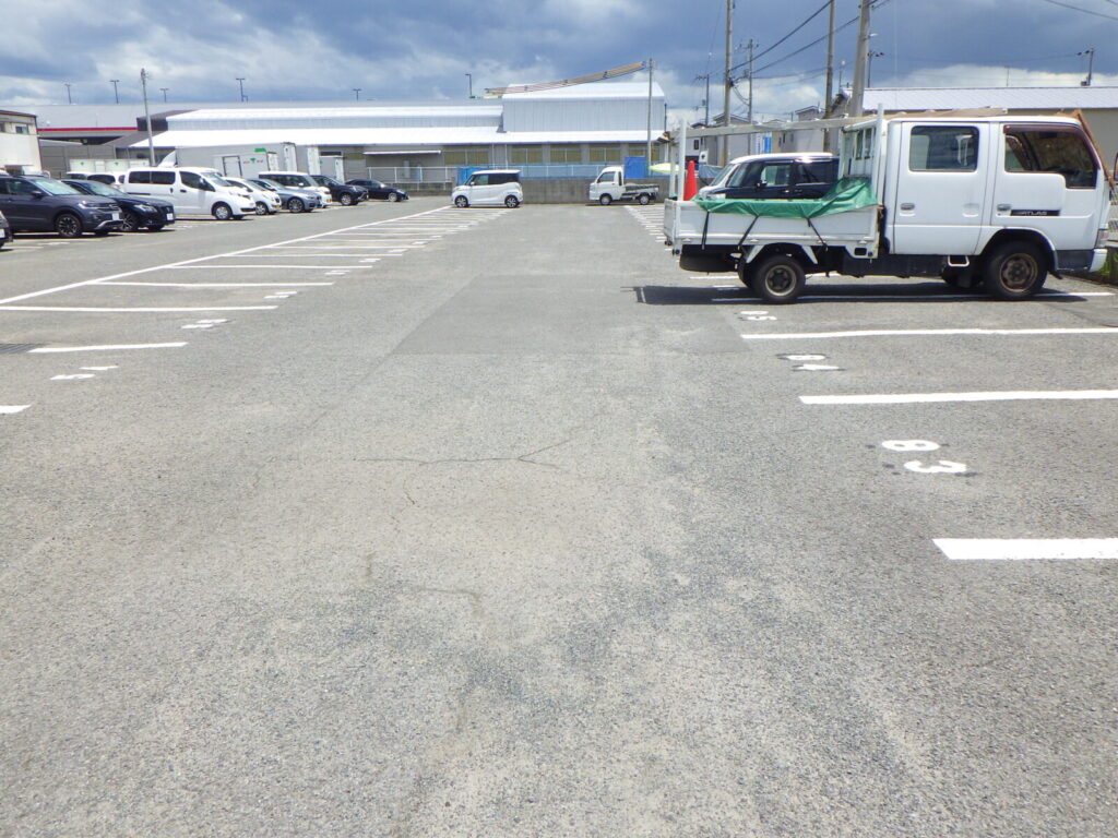 高岡町スーパーフジの第二駐車場にてライン工事完成