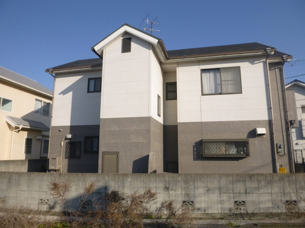 多角の多い家の外壁塗装の塗装前写真です。